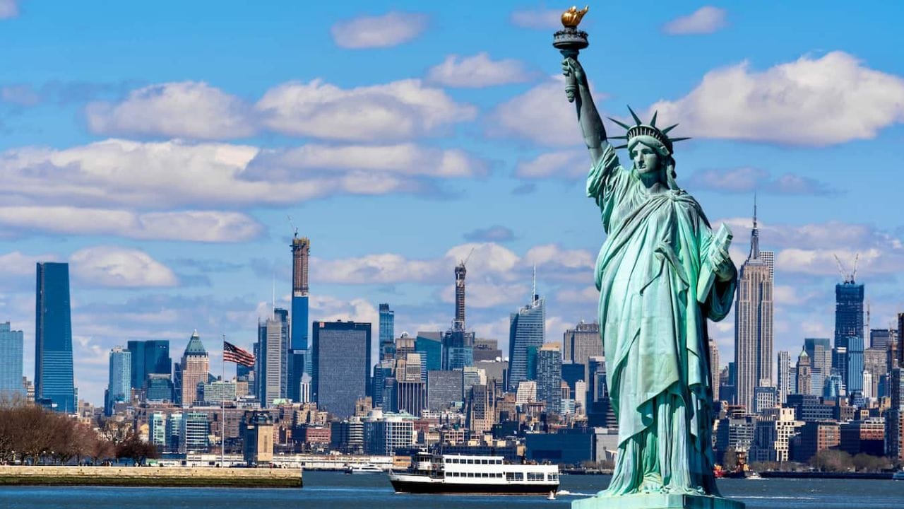 સ્ટેચ્યુ ઓફ લિબર્ટી ન્યૂયોર્કમાં આવેલ સ્વતંત્રતાનું વૈશ્વિક પ્રતિક છે, જ્યારે ફિલાડેલ્ફિયામાં આવેલ ઇન્ડિપેન્ડન્સ હોલ ઐતિહાસિક મહત્વ ધરાવે છે. (Image Credit Source: Social Media)