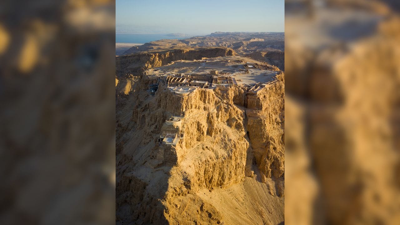 ઈઝરાયેલ ત્રીજા સ્થાને છે કારણ કે તે એક નાનું દેશ હોવા છતાં તેની ધરોહર અત્યંત મહત્વપૂર્ણ અને વૈવિધ્યસભર છે. મસાડા એક ઐતિહાસિક કિલ્લો છે અને રાષ્ટ્રીય ઓળખનું પ્રતિક માનવામાં આવે છે. (Image Credit Source: UNESCO, Social Media)
