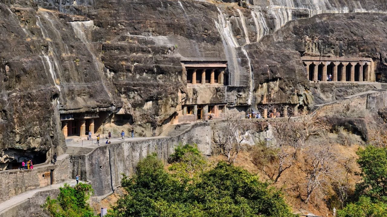 વર્ષ 2026ની થીમ છે- સંઘર્ષો અને આપત્તિઓના સંદર્ભમાં જીવંત ધરોહર માટે તાત્કાલિક પ્રતિસાદ. આ ખાસ દિવસની શરૂઆત 1983માં થઈ હતી. હાલમાં વિશ્વભરમાં ઈરાન, ઇઝરાયેલ અને અમેરિકા ચર્ચામાં છે, અને ત્રણેય દેશોમાં ઐતિહાસિક ધરોહરોનો ભરપૂર ખજાનો છે. વિશ્વ ધરોહર દિવસના અવસર પર જાણીએ કે આ ત્રણ દેશોમાં સૌથી વધુ વિશ્વ ધરોહર કોના પાસે છે. (Image Credit Source: Social Media)