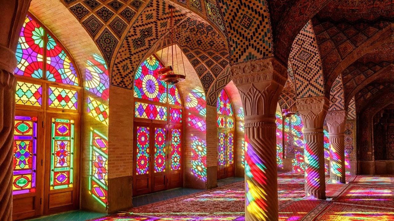 કેટલીક જગ્યાઓ શહેરોની અંદર આવેલ છે, જ્યારે કેટલીક માત્ર પુરાતત્વીય અવશેષ તરીકે જ બચી છે. કેટલીક જગ્યાઓ પર હવામાન, પ્રદૂષણ, ભીડ, ભૂકંપ, જળવાયુ પરિવર્તન અને જાળવણી જેવા દબાણો પણ છે. ઈરાનનો ઇતિહાસ ખૂબ જ પ્રાચીન છે. અહીં ફારસી સામ્રાજ્ય, પ્રાચીન શહેરો, રેગિસ્તાની સંસ્કૃતિ, જળ વ્યવસ્થાપન, બાગબગીચા અને ધાર્મિક સ્થાપત્યની લાંબી પરંપરા જોવા મળે છે. આ કારણે ઈરાનના સૌથી વધુ સ્થળોને વિશ્વ ધરોહર યાદીમાં સ્થાન મળ્યું છે. (Image Credit Source: Social Media)