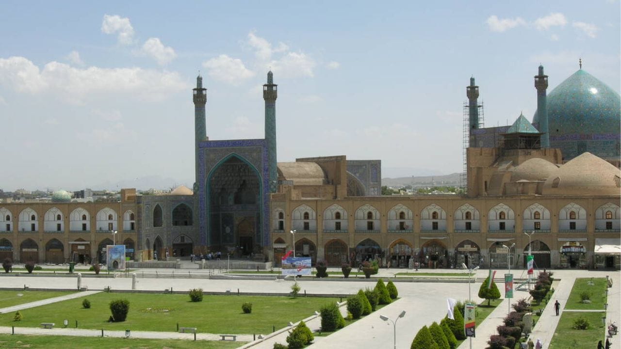 મેદાન ઈમામ, ઇસ્ફહાનનું સક્રિય શાહી ચોક છે, જ્યારે ઇસ્ફહાનની મસ્જિદ-એ જામે ઇસ્લામિક સ્થાપત્યનું અખંડિત ઉદાહરણ છે. (Image Credit Source: Social Media)