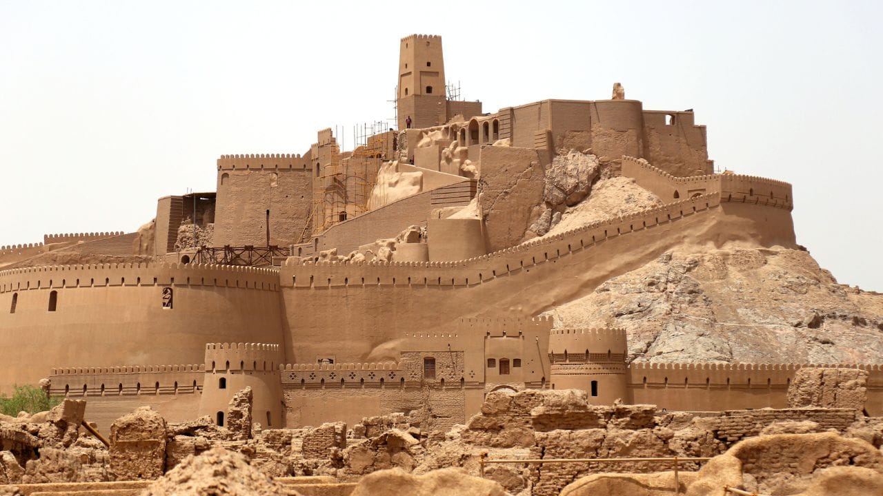 ઐતિહાસિક શહેર યઝદ રેગિસ્તાનમાં વસેલું જીવંત ઐતિહાસિક શહેર છે. બામ કિલ્લો 2003ના ભૂકંપ બાદ પુનઃનિર્માણ થયેલો માટીનો વિશાળ કિલ્લો છે. શુસ્ટર ઐતિહાસિક હાઇડ્રોલિક સિસ્ટમ પ્રાચીન જળ વ્યવસ્થાપનનું ઉત્તમ ઉદાહરણ છે. (Image Credit Source: UNESCO, Social Media)
