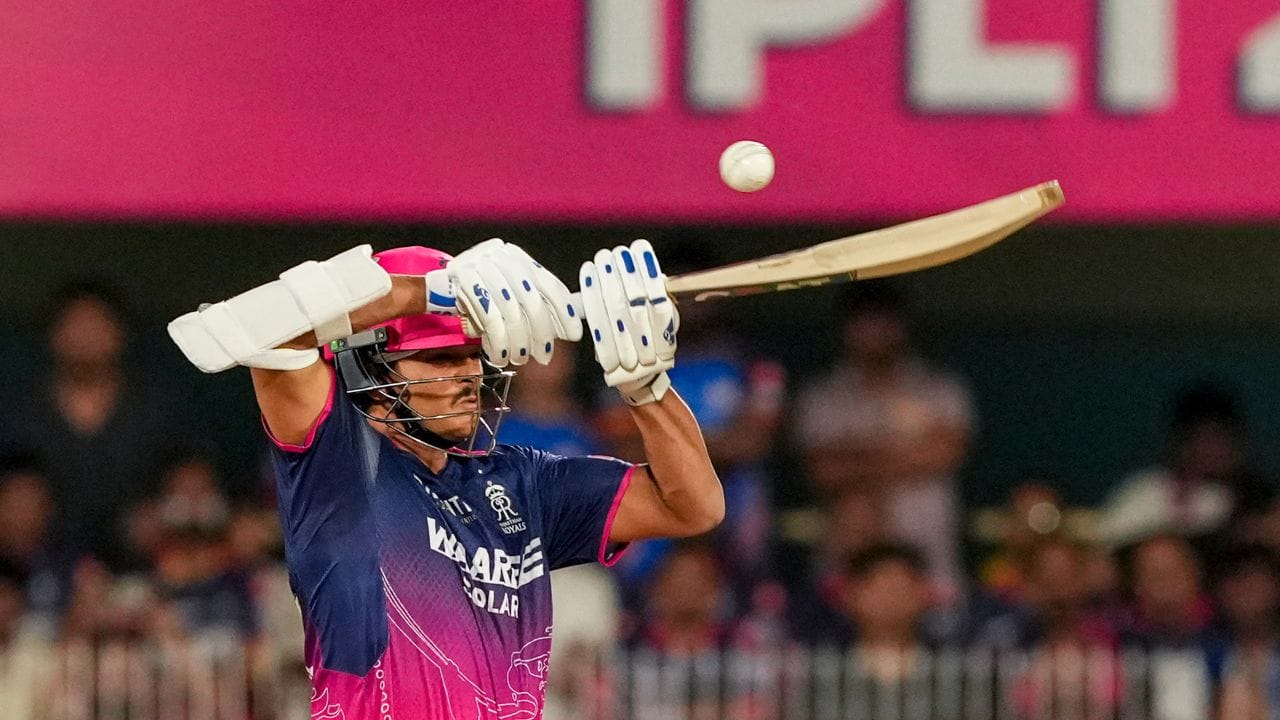 તેણે દીપક ચહરના ઓવરની શરૂઆત ચોગ્ગાથી કરી હતી. ત્યારબાદ તેણે એક છગ્ગો અને પછી બીજા બોલ પર એક ચોગ્ગો ફટકાર્યો. તેણે ઓવરના છેલ્લા બે બોલમાં બે ચોગ્ગા પણ ફટકાર્યા. પહેલી ઓવરમાં 22 રન બનાવ્યા હતા.