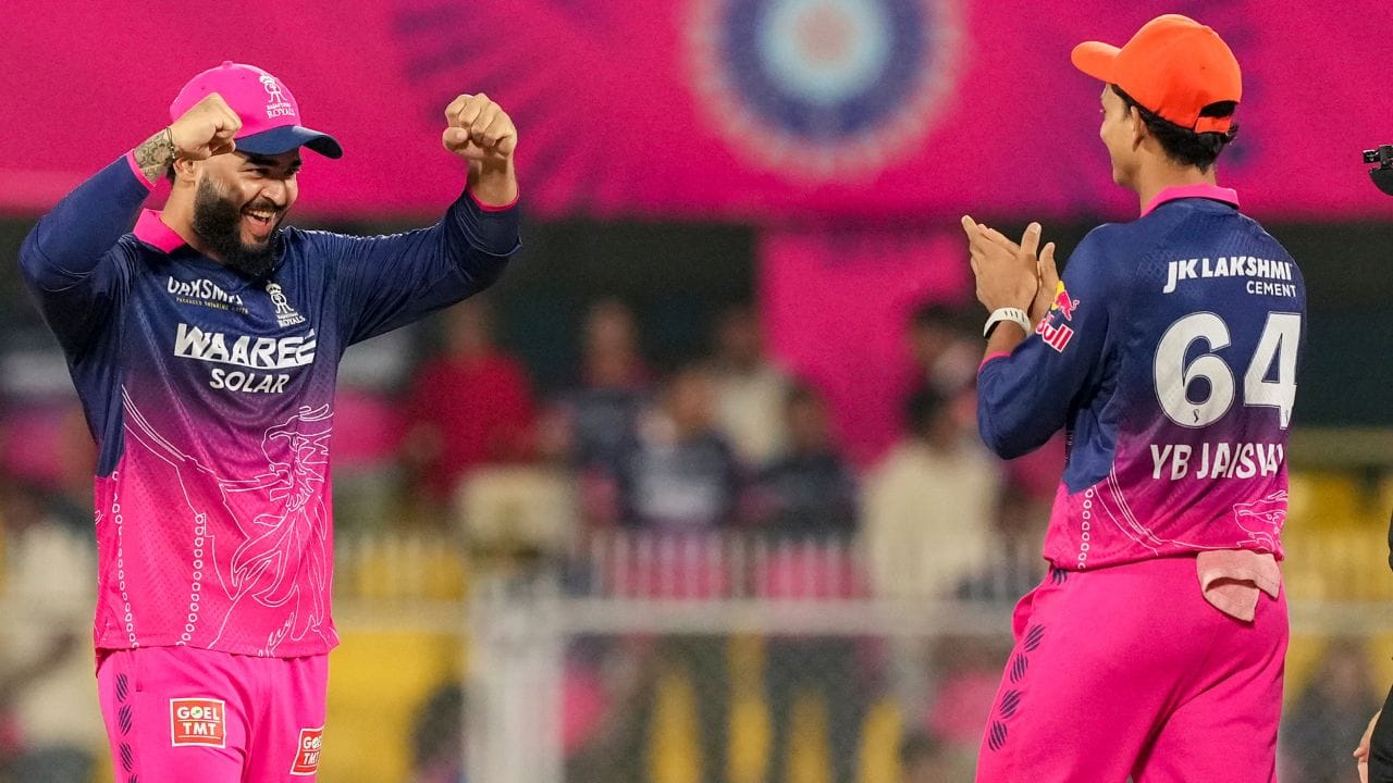 યશસ્વીનું ફોર્મ ચાલુ છે, કારણ કે 24 વર્ષીય ખેલાડીએ માત્ર 23 બોલમાં તેની અડધી સદી પૂરી કરી. આ યશસ્વીનો ત્રીજી ફિફટી હતી, તેણે IPLમાં મુંબઈ સામે બે સદી ફટકારી હતી. હવે તેણે મુંબઈ સામે નવ ઇનિંગ્સમાં 187 ના સ્ટ્રાઇક રેટ સાથે 373 રન બનાવ્યા છે. તેણે 42 ચોગ્ગા અને 23 છગ્ગા પણ ફટકાર્યા છે. (All Photo : PTI)