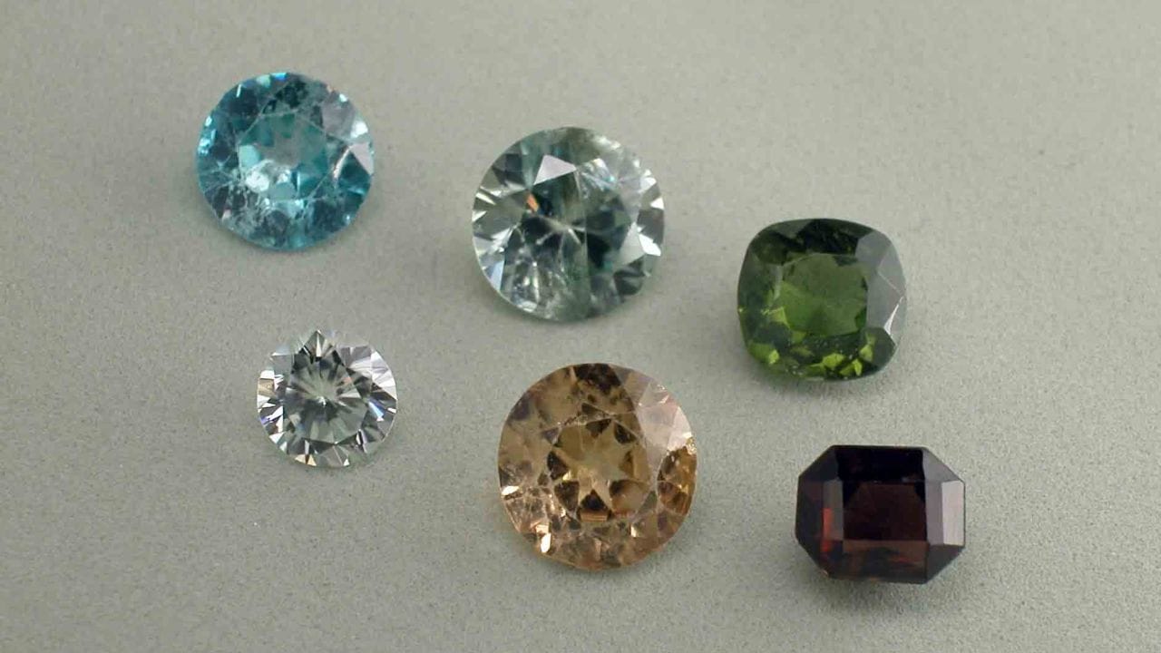 ઝિરકોન VS અમેરિકન ડાયમંડ: કલ્પના કરો કે તમે કોઈ જ્વેલરી સ્ટોર એક્સપ્લોર કરી રહ્યા છો અને એક સુંદર, ચમકતી વસ્તુ તમારી નજરમાં પડે છે. પછી, વેચનારના વર્ણન પરથી, તમને ખબર પડે છે કે તે એક સુંદર ઝિરકોન છે. પછી, એક દિવસ, તમે બીજા જ્વેલરી સ્ટોર પર તે જ ઉત્પાદન વિશે પૂછપરછ કરવા જાઓ છો, પરંતુ ફક્ત તમને કહેવામાં આવે છે કે તે અમેરિકન ડાયમંડ છે. આ મૂંઝવણ શા માટે? દાયકાઓથી ખરીદદારો આ બે શબ્દોનો એકબીજાના બદલે ઉપયોગ કરે છે, જેના કારણે આ મૂંઝવણ ઊભી થાય છે.
