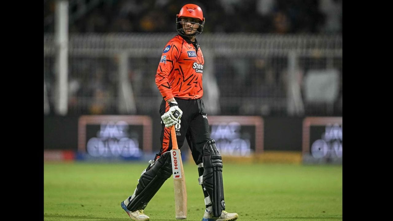 આ સ્કોરનો પીછો કરતા, કેકેઆર ટીમ 20 ઓવરનો તેમનો સંપૂર્ણ ક્વોટા ટકી શકી નહીં. હૈદરાબાદે તેમને 16 ઓવરમાં 161 રનમાં ઓલઆઉટ કરી દીધા. જયદેવ ઉનડકટે 3 વિકેટ લીધી, જ્યારે નીતિશ કુમાર રેડ્ડીએ 2 વિકેટ લીધી. રેડ્ડીને તેમના ઓલરાઉન્ડ પ્રદર્શન માટે 'પ્લેયર ઓફ ધ મેચ' એવોર્ડ એનાયત કરવામાં આવ્યો. અંગક્રિશ રઘુવંશીએ52 રનની શાનદાર ઇનિંગ રમી. (ફોટો ક્રેડિટ-Google)