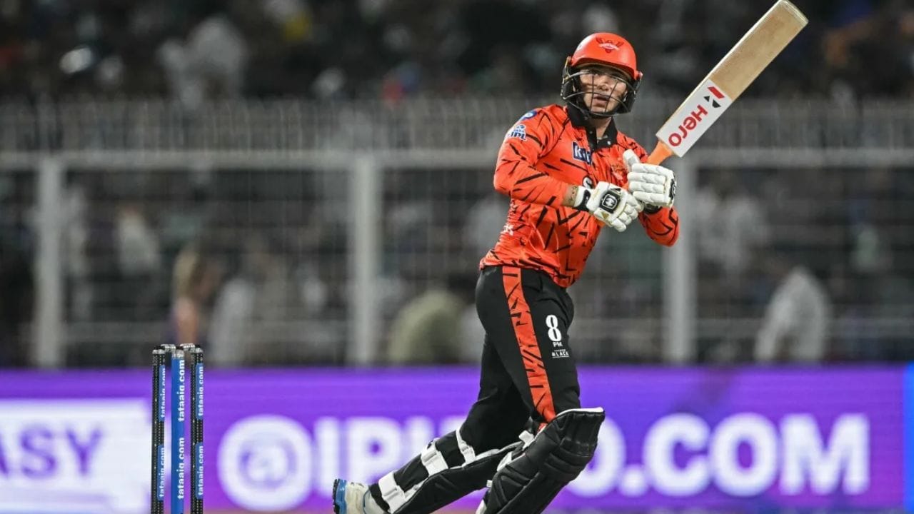 કોલકાતા નાઈટ રાઈડર્સ સામે ઈડન ગાર્ડન્સ ખાતે સનરાઈઝર્સ હૈદરાબાદના શાનદાર પ્રદર્શન છતાં, અભિષેક શર્મા ખોટા કારણોસર હેડલાઇન્સમાં આવ્યો છે. ગુરુવારની મેચ દરમિયાન IPL આચારસંહિતાનો ભંગ કરવા બદલ, ઓલરાઉન્ડરને તેની મેચ ફીના 25 ટકા દંડ ફટકારવામાં આવી છે અને તેને એક ડિમેરિટ પોઈન્ટ પણ જાહેર કરવામાં આવ્યો છે. અભિષેકે કોડના આર્ટિકલ 2.3 હેઠળ લેવલ 1 ના ગુનાનો સ્વીકાર કર્યો છે અને મેચ રેફરી દ્વારા લાદવામાં આવેલી સજા સ્વીકારી છે. IPL નિયમો અનુસાર, લેવલ 1 ના ઉલ્લંઘન અંગેનો નિર્ણય અંતિમ માનવામાં આવે છે. (ફોટો ક્રેડિટ-Google)