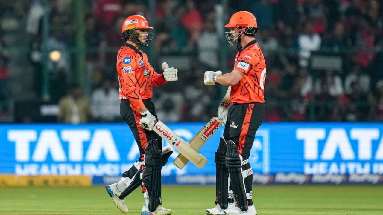 ટોસ હારવા છતાં, સનરાઈઝર્સ હૈદરાબાદે ખૂબ જ મજબૂતાઈ દર્શાવી; પ્રથમ બેટિંગ કરતા, તેઓએ નિર્ધારિત 20 ઓવરમાં 8 વિકેટ ગુમાવીને સ્કોરબોર્ડ પર 226 રનનો જબરદસ્ત કુલ સ્કોર બનાવ્યો. ટ્રેવિસ હેડ (21 બોલમાં 46) અને અભિષેક શર્મા (21 બોલમાં 48) એ ધમાકેદાર શરૂઆત આપી, પ્રથમ વિકેટ માટે માત્ર 5.4 ઓવરમાં 82 રન બનાવ્યા. જોકે, બંને બેટ્સમેન તેમની અડધી સદી પૂર્ણ કરવામાં નિષ્ફળ રહ્યા. ત્યારબાદ, હેનરિક ક્લાસેન ચોથા નંબરે આવ્યા અને 52 રનની શાનદાર ઇનિંગ રમી, જેને નીતિશ કુમાર રેડ્ડીએ ૩9 રન બનાવ્યા. આ બંનેએ પાંચમી વિકેટ માટે 82 રનની ભાગીદારી કરી. (ફોટો ક્રેડિટ-Google)