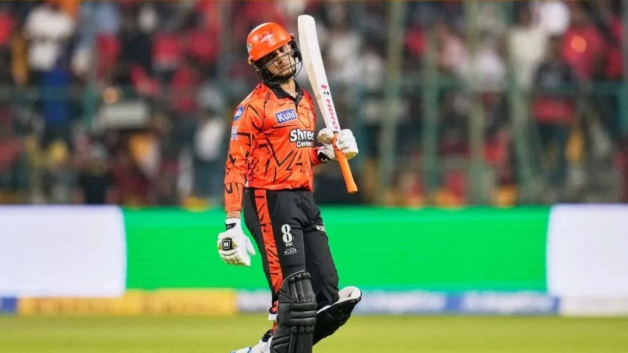 બ્લેસિંગ મુઝારાબાનીના બોલ પર મોટો શોટ રમવાનો પ્રયાસ કરતી વખતે અભિષેક આઉટ થયો. ડીપ મિડ-વિકેટ પર તૈનાત વરુણ ચક્રવર્તીએ કેચ લીધો. કેચ અસ્પષ્ટ લાગતો હોવા છતાં, થર્ડ અમ્પાયરે અનેક ખૂણાથી ફૂટેજની ચેક કર્યા પછી તેને આઉટ જાહેર કરવામાં આવ્યો હતો. હવે મેચના પત્યા પછી, અભિષેક માટે એક નવી મુશ્કેલી ઊભી થઈ છે. (ફોટો ક્રેડિટ-Google)