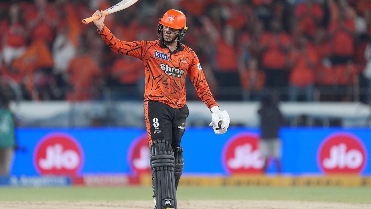 અભિષેક શર્માએ IPL 2026 ની 31મી મેચમાં દિલ્હી કેપિટલ્સના બોલરોને બરાબર ધોઈ નાખ્યા. તેણે 68 બોલમાં 135 રન બનાવ્યા, જેમાં 10 છગ્ગા અને 10 ચોગ્ગાનો સમાવેશ થાય છે.