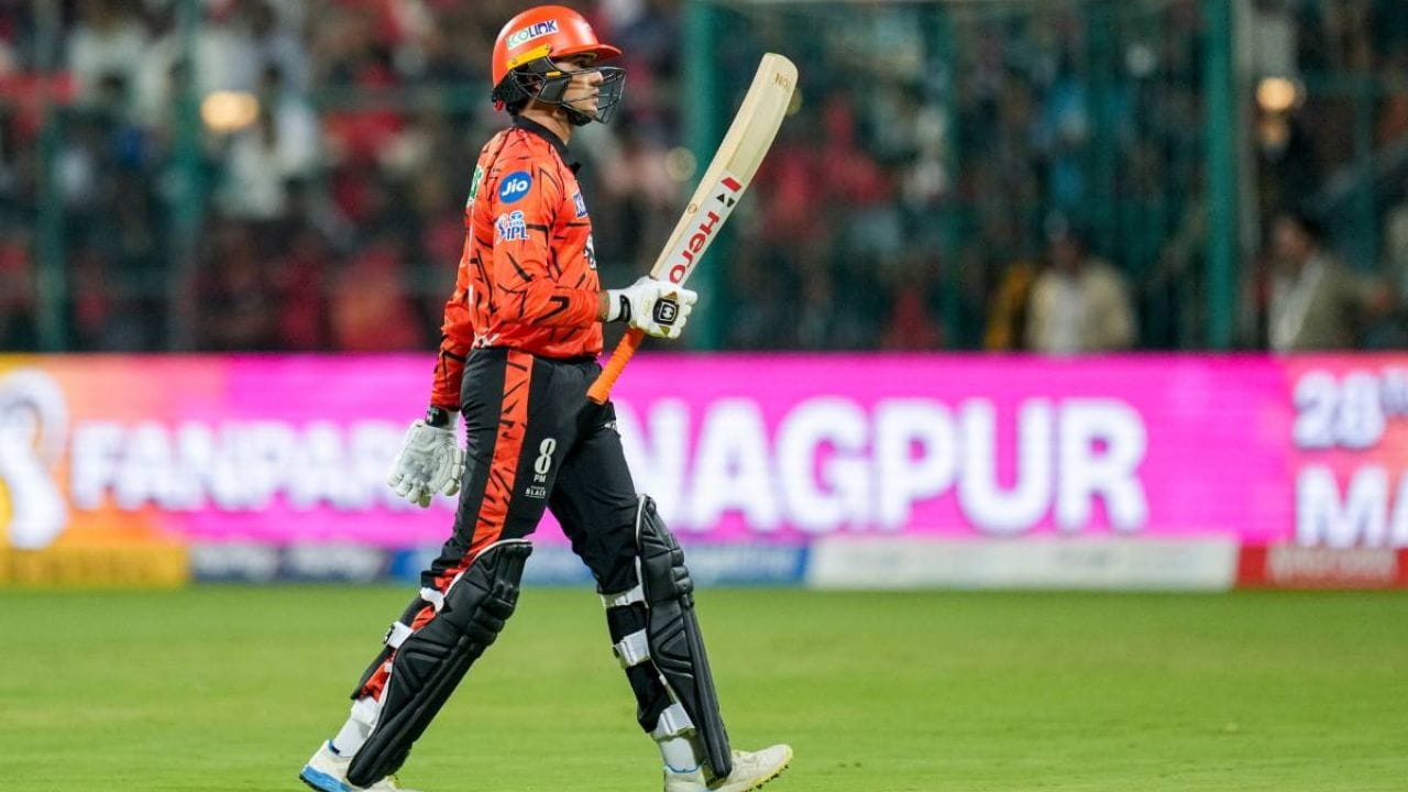 IPL 2026 ની પોતાની પહેલી મેચમાં પ્રભાવ પાડવામાં નિષ્ફળ રહ્યા બાદ, સનરાઇઝર્સ હૈદરાબાદના વિસ્ફોટક ઓપનિંગ બેટ્સમેન, અભિષેક શર્મા, કોલકાતા નાઈટ રાઇડર્સ સામે તેના બેટના બધા સિલિન્ડરો પર ફાયરિંગ કરતા જોવા મળ્યા. માત્ર 21 બોલમાં રમાયેલી ધમાકેદાર ઇનિંગમાં, ડાબા હાથના બેટ્સમેને ચાર ચોગ્ગા અને એટલી જ સંખ્યામાં ઉંચા છગ્ગા સાથે 48 રન બનાવ્યા. જોકે, તે અડધી સદીથી થોડો દૂર રહ્યો, અને તેની શાનદાર ઇનિંગનો અંત એક વિવાદાસ્પદ કેચને કારણે થયો. (ફોટો ક્રેડિટ-Google)