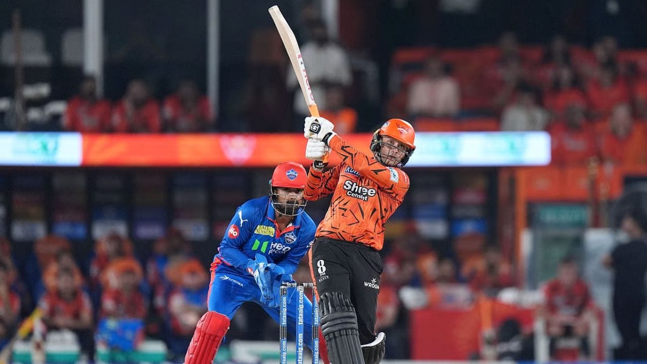 અભિષેક શર્માએ નીતિશ રાણાના બોલ પર સિક્સર ફટકારીને પોતાની સદી પૂરી કરી. અભિષેકે નવ છગ્ગા અને સાત ચોગ્ગાની મદદથી પોતાની બીજી IPL સદી પૂરી કરી. 