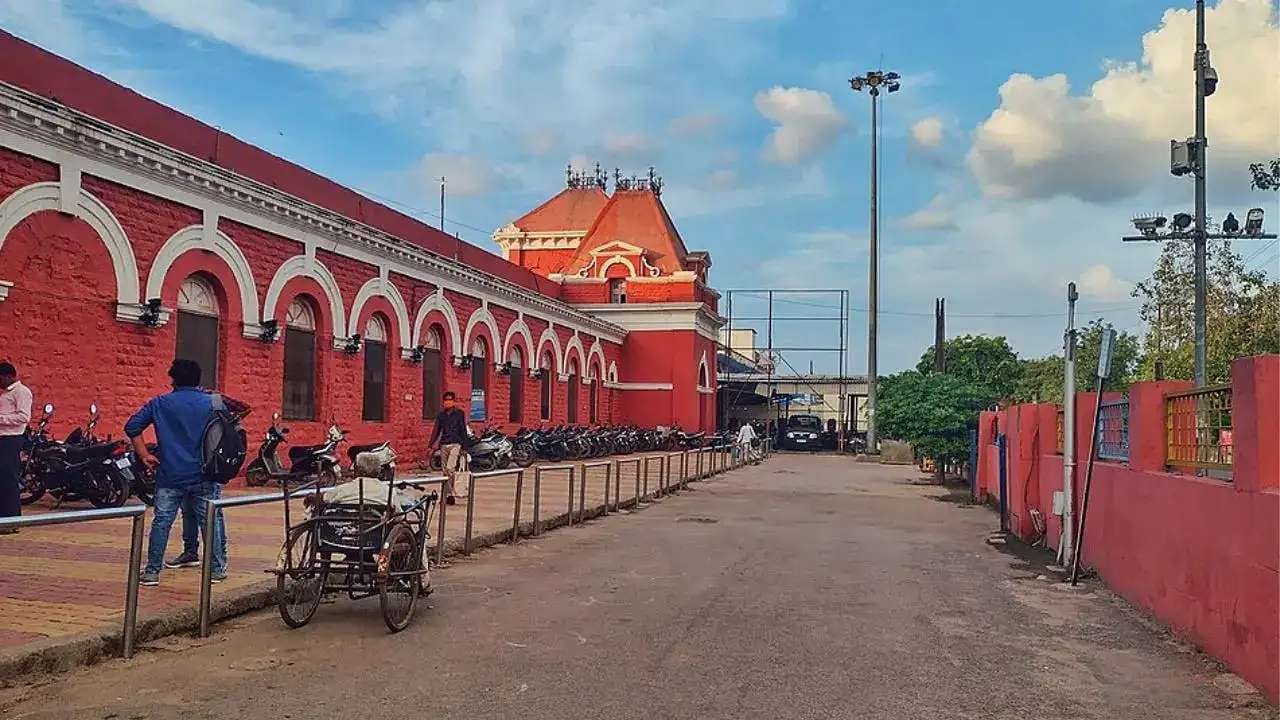 આગ્રા ફોર્ટ રેલવે સ્ટેશન 1873માં બનેલ, આ સ્ટેશન મુઘલ યુગના શહેર આગ્રાની ઐતિહાસિક ઓળખ સાથે અસ્પષ્ટ રીતે જોડાયેલું છે. તાજમહેલની મુલાકાત લેતા પ્રવાસીઓ માટે, આ સ્ટેશન લાંબા સમયથી આગ્રા શહેરના મુખ્ય પ્રવેશદ્વાર તરીકે જાણીતુ છે.