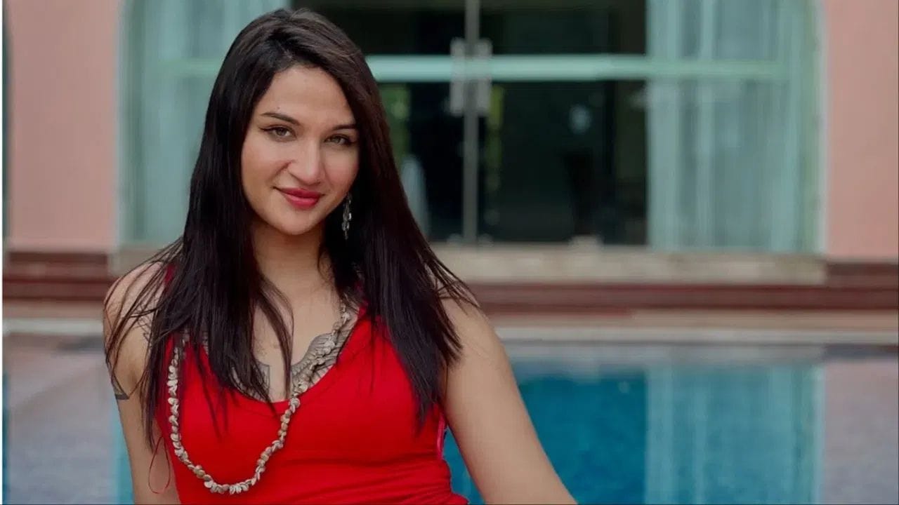 તમને જણાવી દઈએ કે, અનાય પહેલા આર્યન હતી. છોકરામાંથી છોકરી બનવાની આ જર્ની 2023-34માં શરુ થઈ હતી. તે હંમેશાથી છોકરી બનવા માંગતી હતી. આજે પોતાની લાઈફમાં હેપ્પી સ્પેસમાં છે.