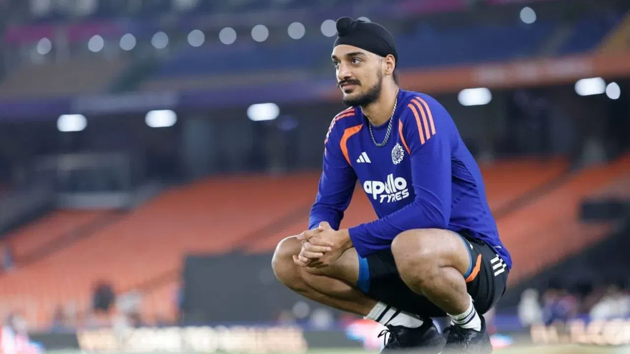 ભારતીય ક્રિકેટર અર્શદીપ સિંહ તાજેતરમાં તેના અંગત જીવનને લઈને હેડલાઇન્સમાં છે; સોશિયલ મીડિયા પર શેર કરાયેલા કેટલાક રહસ્યમય ફોટાએ તેના ડેટિંગ જીવન વિશે તીવ્ર અટકળોને વેગ આપ્યો છે, અને ચાહકો હવે જાણવા માટે ઉત્સુક છે કે કઈ ખાસ છોકરી તેના જીવનમાં પ્રવેશી છે.(ફોટો ક્રેડિટ- Arshdeep account)