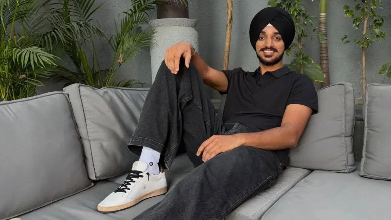 વાયરલ ફોટામાં, અર્શદીપ સિંહ એક છોકરીનો હાથ પકડીને જોવા મળ્યો હતો. જોકે છોકરીનો ચહેરો સ્પષ્ટ દેખાતો ન હતો, ચાહકોએ અનુમાન લગાવવાનું શરૂ કર્યું - ચિત્રમાં દેખાતા ટેટૂ અને શૈલીના આધારે - કે તે એક જાણીતી વ્યક્તિ હોઈ શકે છે.(ફોટો ક્રેડિટ- Arshdeep account)