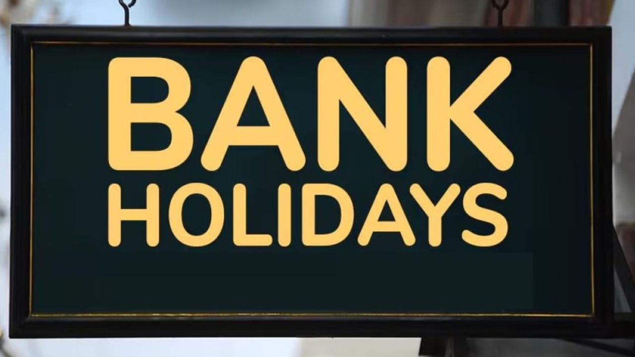 RBI બધી બેંક રજાઓને ત્રણ કેટેગરીઓમાં વર્ગીકૃત કરે છે: નેગોશિયેબલ ઇન્સ્ટ્રુમેન્ટ્સ એક્ટ રજાઓ, રીઅલ-ટાઇમ ગ્રોસ સેટલમેન્ટ (RTGS) રજાઓ અને બેંક એકાઉન્ટ બંધ કરવાના દિવસો. RBI ના બેંક રજા કેલેન્ડર મુજબ સ્થાનિક તહેવારો અને રિવાજોના આધારે બેંક રજાઓ દરેક પ્રદેશમાં બદલાય છે. જો કે બધી બેંકો પ્રજાસત્તાક દિવસ અને ગાંધી જયંતિ જેવા રાષ્ટ્રીય તહેવારો પર બંધ રહે છે. 