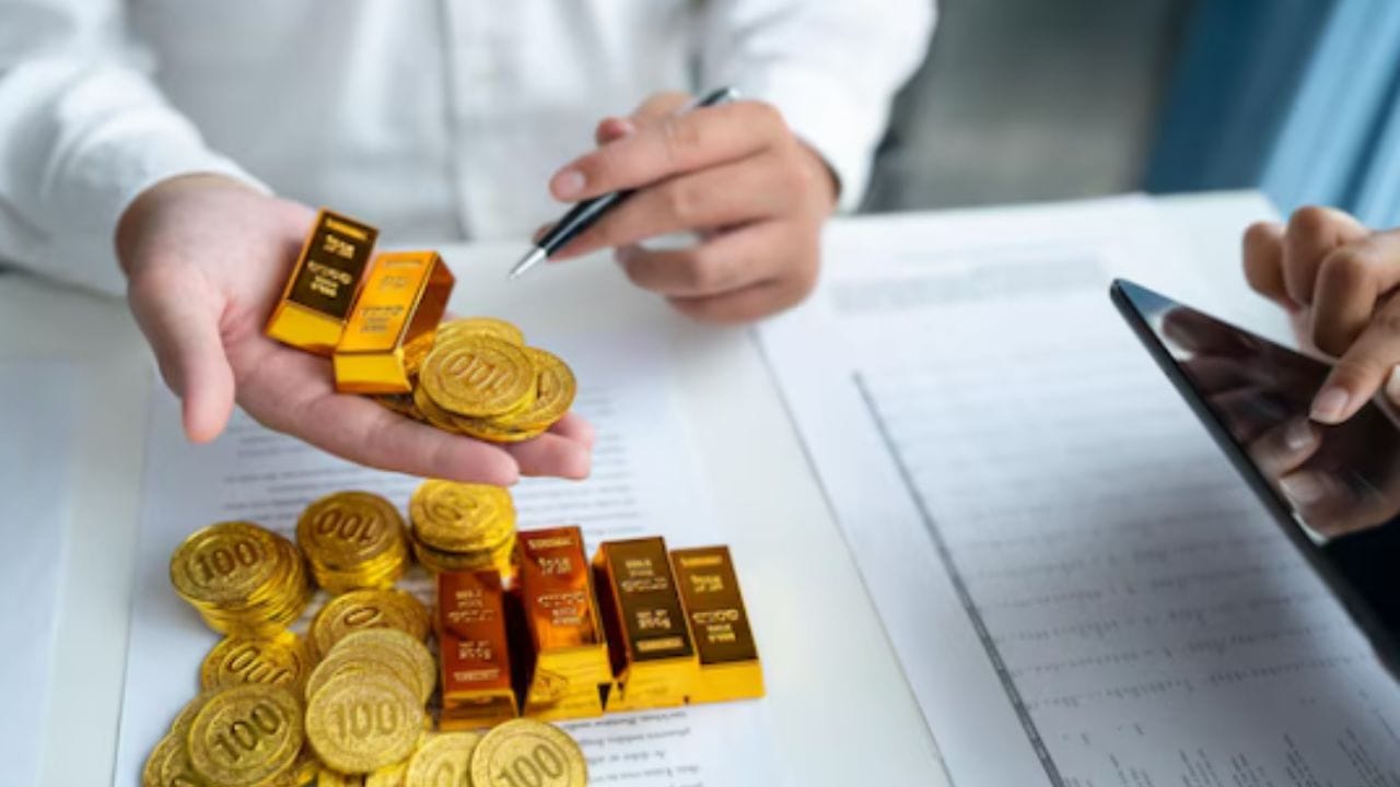 ગોલ્ડ ઓવરડ્રાફ્ટ એક એવી સુવિધા છે જે તમને તમારા સોનાને કોલેટરલ કરીને ચોક્કસ મર્યાદા સુધી બેંકમાંથી પૈસા ઉધાર લેવાની મંજૂરી આપે છે. તફાવત એ છે કે તમારે એક જ સમયે આખી રકમ ઉપાડવાની જરૂર નથી. બેંક તમારા માટે ઓવરડ્રાફ્ટ ખાતું ખોલે છે, જેમાંથી તમે જ્યારે પણ જરૂર પડે ત્યારે પૈસા ઉપાડી શકો છો.