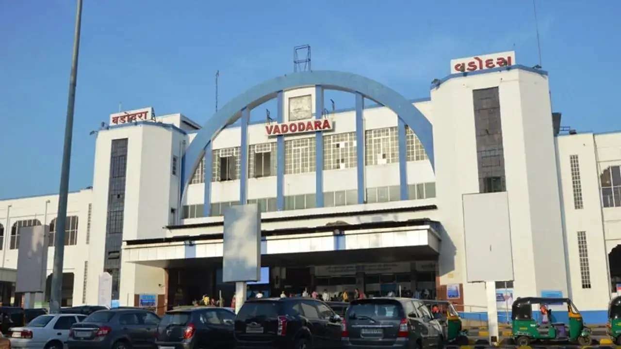 ગુજરાતના વડોદરાનું રેલવે સ્ટેશન વડોદરા જંક્શન 1861 માં ગાયકવાડના સમયે બંધાયેલું, વડોદરા સ્ટેશન પશ્ચિમ ભારતનું એક ઐતિહાસિક રેલવે હબ છે. સમય જતાં આધુનિક સુવિધાઓનો સમાવેશ કરવામાં આવ્યો છે. પરંતુ તેની ઐતિહાસિક ઓળખ આજે પણ નોંધપાત્ર રીતે અકબંધ રહેવા પામી છે.