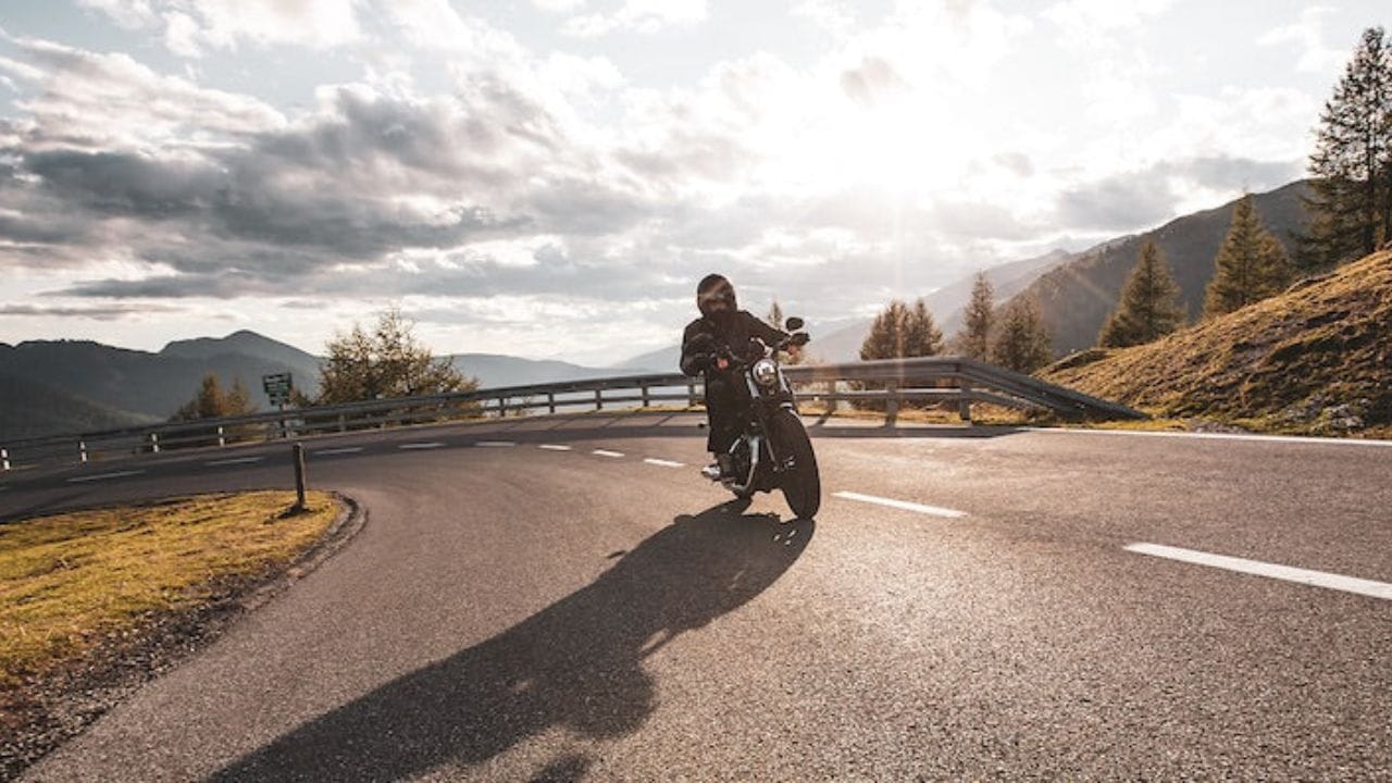 ઉનાળાની ઋતુમાં, આગ ઝરતો સૂર્ય ફક્ત માણસોને જ નહીં પરંતુ વાહનોને પણ અસર કરે છે. લાંબા સમય સુધી સૂર્યપ્રકાશમાં બાઇક પાર્ક કરવાથી વાહનના વિવિધ ભાગોને અસર થઈ શકે છે; તેથી, યોગ્ય કાળજી લેવી ખૂબ જ જરૂરી બની જાય છે.(ફોટો ક્રેડિટ-Google)