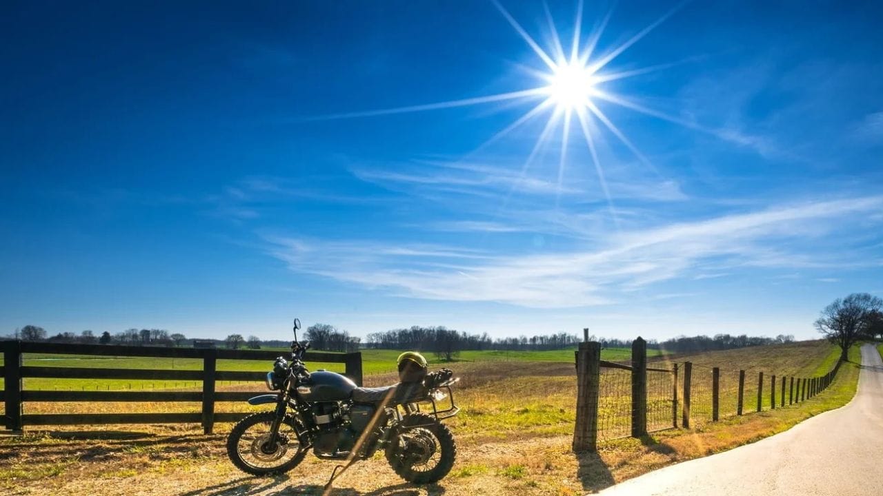 લોકો ઘણીવાર વિચારે છે કે શું લાંબા સમય સુધી તાપમાં બાઈક રાખવાથી કે પાર્ક કરવાથી બાઈકની ટાંકીની અંદર રહેલું પેટ્રોલ ઊડી જાય છે. ચાલો જાણીએ આ સત્ય છે કે પછી ખાલી મીથ.(ફોટો ક્રેડિટ-Google)