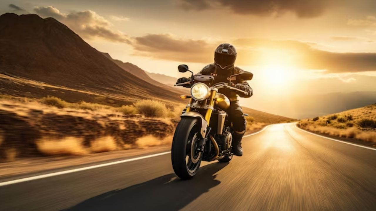 જ્યારે બાઇક લાંબા સમય સુધી તીવ્ર સૂર્યપ્રકાશમાં પાર્ક રહે છે, ત્યારે તેનું એન્જિન અને પેટ્રોલ ભરવાની ટાંકી નોંધપાત્ર રીતે ગરમ થાય છે. આનાથી બાઇક શરૂ કરવામાં મુશ્કેલીઓ થઈ શકે છે, અને કેટલાક કિસ્સાઓમાં, ઓવરહિટીંગ સંબંધિત સમસ્યાઓ પણ ઊભી થઈ શકે છે.(ફોટો ક્રેડિટ-Google)