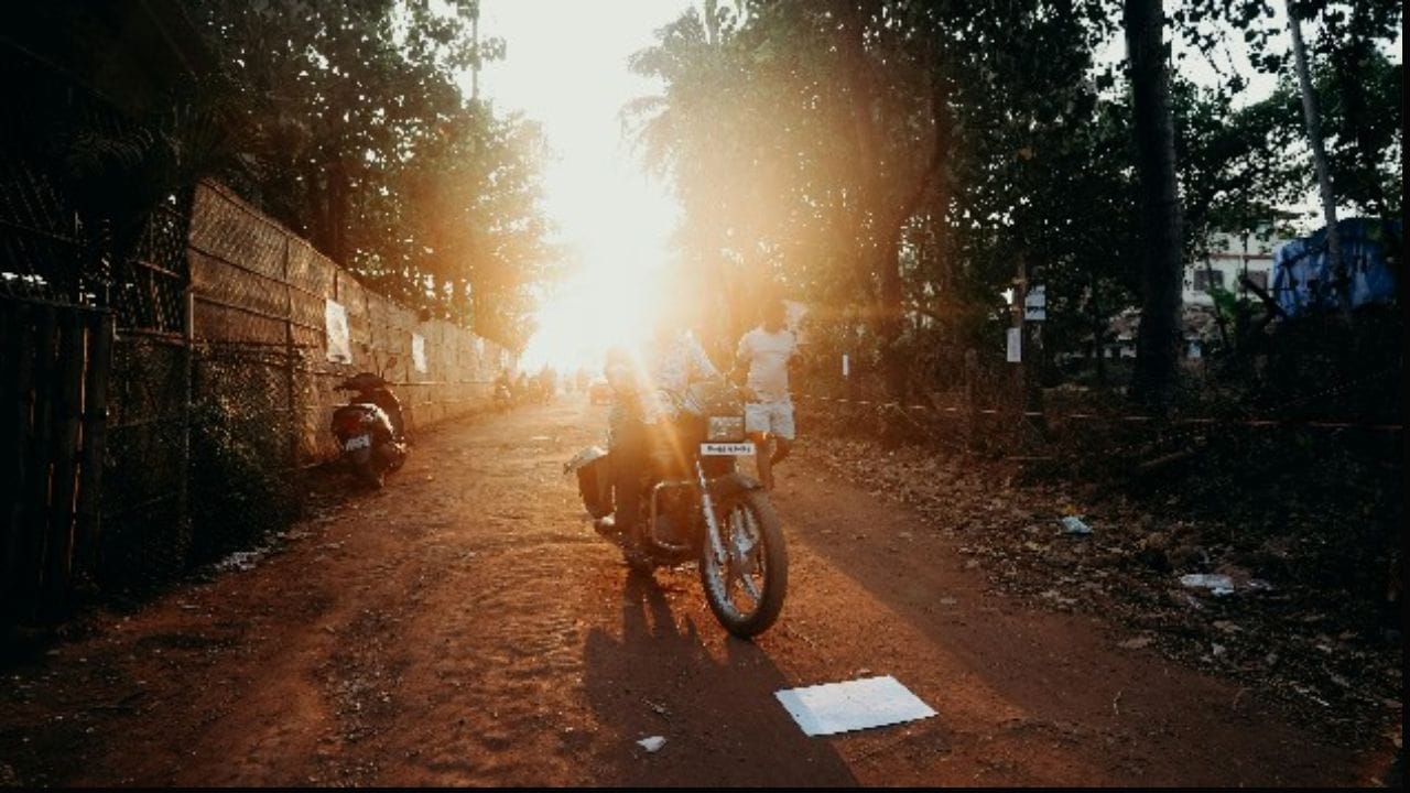 તીવ્ર તડકામાં બાઇક પાર્ક કરવાથી તેના પેઇન્ટવર્ક અને બોડીવર્ક પર પણ અસર પડે છે. સમય જતાં, બાઇકનો મૂળ રંગ ઝાંખો પડવા લાગે છે, અને તેની ચળકતી શાઈન ઓછી થાય છે, જેના કારણે વાહન જૂનું અને ઘસાઈ ગયેલું દેખાય છે. સૂર્યના લાંબા સમય સુધી સંપર્કમાં રહેવાથી બાઇકના ટાયર, સીટ અને પ્લાસ્ટિકના ઘટકો પર પણ નકારાત્મક અસર પડી શકે છે. (ફોટો ક્રેડિટ-Google)