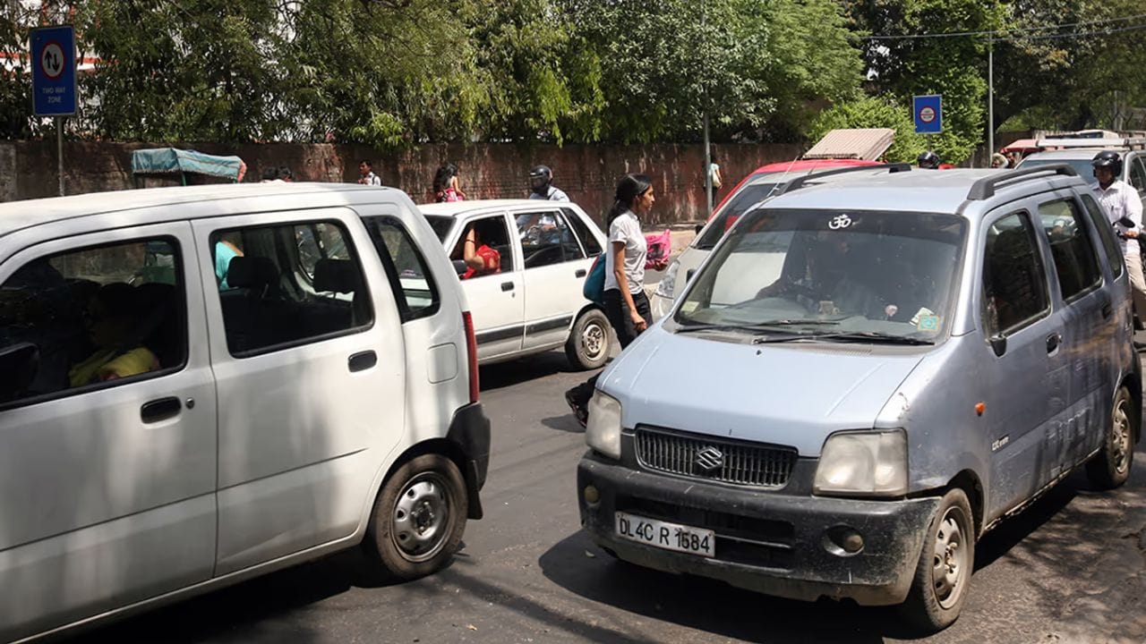 ટૂંક સમયમાં નવી નીતિની જાહેરાત: નિષ્ણાતોનો મત છે કે, હાલની સ્ક્રેપ નીતિની ધીમી ગતિને જોતાં, રેટ્રોફિટિંગને પ્રોત્સાહન આપવું એ સરકાર માટે એકમાત્ર વ્યવહારુ વિકલ્પ બાકી છે. તે જ સમયે, પરિવહન સંગઠનો સતત માંગ કરી રહ્યા છે કે વાહન માલિકોને "જીવનકાળ વધારવા" ની તક આપવામાં આવે - જેથી તેઓ તેમના જૂના વાહનોનો ઉપયોગ ચાલુ રાખી શકે - તેને સંપૂર્ણપણે સ્ક્રેપ કરવાની ફરજ પાડવાને બદલે.(ફોટો ક્રેડિટ-Google)