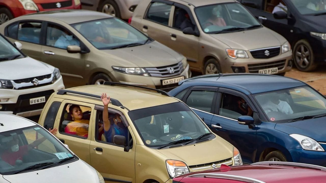 ખાનગી રોકાણકારોએ વાહન સ્ક્રેપેજ કેન્દ્રો સ્થાપિત કરવામાં ઓછો રસ દાખવ્યો છે. પરિણામે, ઓટોમોટિવ રિસર્ચ એસોસિએશન ઓફ ઈન્ડિયા (ARAI) એ પહેલાથી જ ઇલેક્ટ્રિક રેટ્રોફિટિંગ કીટ માટે તકનીકી ધોરણો ઘડવાની પ્રક્રિયા શરૂ કરી દીધી છે. સરકાર ટૂંક સમયમાં નવી નીતિની જાહેરાત કરે તેવી અપેક્ષા છે.(ફોટો ક્રેડિટ-Google)