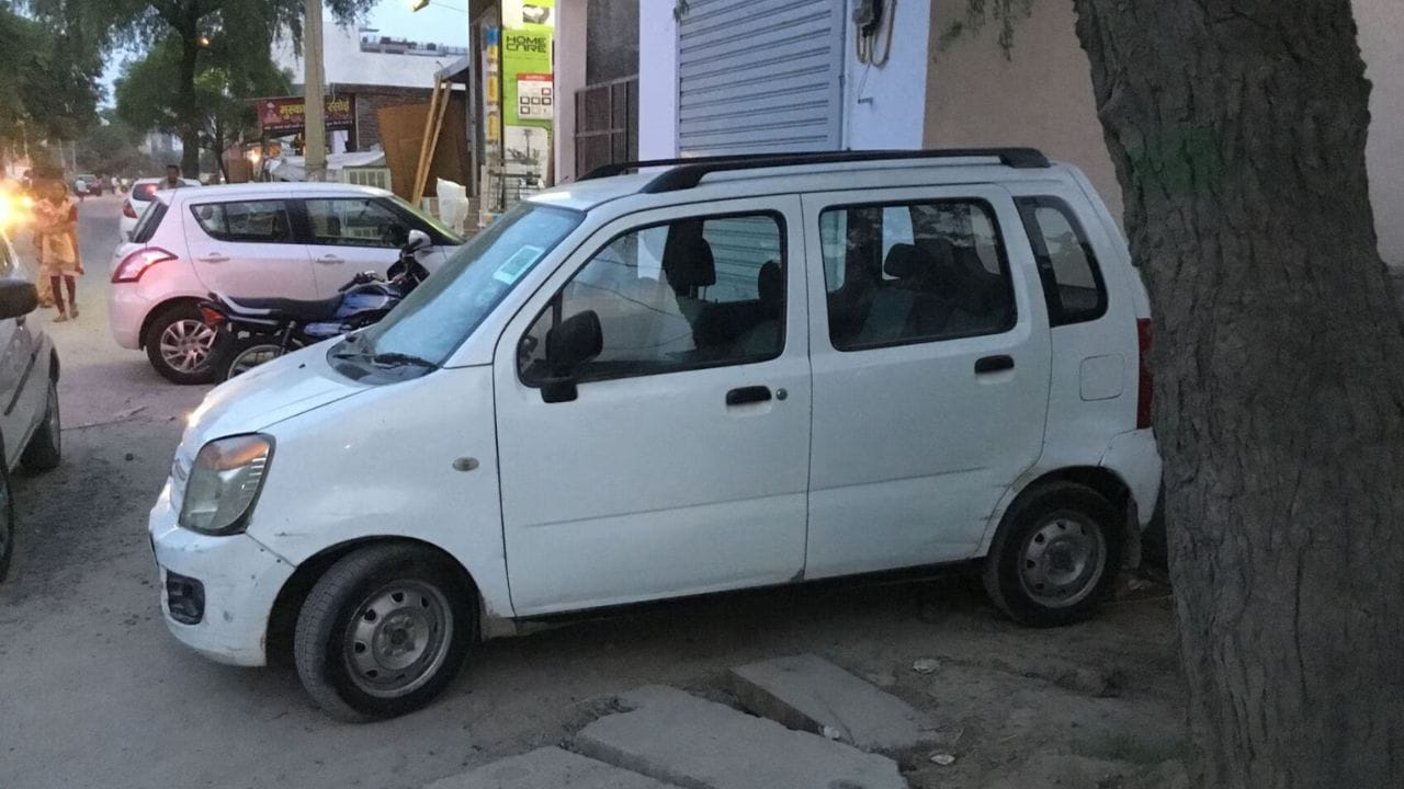 મધ્યમ વર્ગ માટે રાહતની અપેક્ષા: આ સરકારી દરખાસ્ત મધ્યમ વર્ગ અને વાણિજ્યિક પરિવહનકારો બંનેને નોંધપાત્ર રાહત આપશે તેવી અપેક્ષા છે. વર્તમાન સ્ક્રેપેજ નીતિ હેઠળ, ખાસ કરીને નાના પાયે પરિવહનકારોને નવા વાહનો ખરીદવાની જરૂરિયાતને કારણે ભારે નાણાકીય બોજનો સામનો કરવો પડે છે. રેટ્રોફિટિંગનો ખર્ચ નવા વાહનના ખર્ચના માત્ર 30-40 ટકા છે. એક તરફ, આ પ્રદૂષણ ઘટાડશે, અને બીજી તરફ, રેટ્રોફિટિંગ ઉદ્યોગના વિકાસ દ્વારા દેશમાં હજારો નવી નોકરીઓનું સર્જન કરશે. જો કે, સરકારની પ્રાથમિક ચિંતા સલામતી ધોરણો સાથે છે - ખાસ કરીને, જૂના ચેસિસ પર ભારે બેટરી પેકનું વજન કેવી રીતે સંતુલિત કરવામાં આવશે, અને તેને બ્રેકિંગ સિસ્ટમ્સ સાથે કેવી રીતે સુમેળ કરવામાં આવશે.(ફોટો ક્રેડિટ-Google)