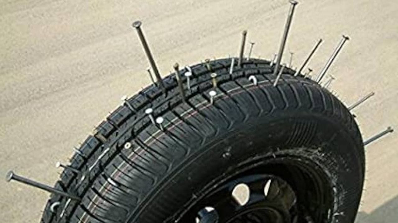 ટ્યુબલેસ ટાયરમાં, હવા ધીમે ધીમે બહાર નીકળી જાય છે, જેનાથી અચાનક નિયંત્રણ ગુમાવવાનું જોખમ ઓછું થાય છે અને તમે વાહનને સુરક્ષિત સ્થાન પર લઈ જઈ શકો છો. અંદરની ટ્યુબ ન હોવાથી, આ ટાયર હળવા હોય છે, જે એન્જિન પર ઓછો ભાર મૂકે છે અને પરિણામે બળતણની બચત થાય છે. ટ્યુબ અને ટાયર કેસીંગ વચ્ચે ઘર્ષણની ગેરહાજરી ટાયરને ઠંડા રાખે છે, જેનાથી તેમનું આયુષ્ય વધે છે. ટાયરને દૂર કર્યા વિના બહારથી નાના પંચરને રિપેર કરી શકાય છે. વધુમાં, આ ટાયર ઊંચી ઝડપે શ્રેષ્ઠ સંતુલન અને પકડ પ્રદાન કરે છે.(ફોટો ક્રેડિટ-Google)