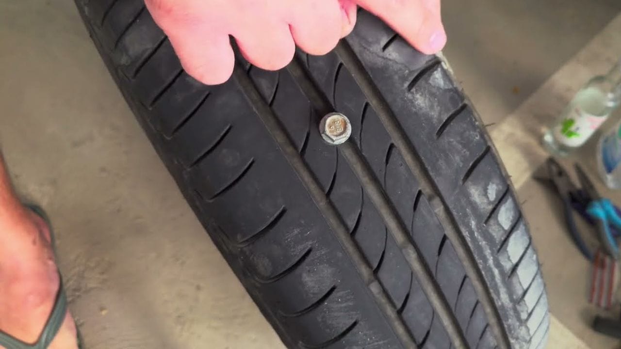 ઘણા નિષ્ણાતો સૂચવે છે કે જો ટાયરમાં ખીલી અથવા નાની, તીક્ષ્ણ વસ્તુ ભરાઈ જાય - અને તે વસ્તુ ટાયરની રહે - તો તમે સમારકામની દુકાન સુધી પહોંચવા માટે 50 થી 100 કિલોમીટરના અંતર સુધી ઓછી ગતિએ વાહન સુરક્ષિત રીતે ચલાવી શકો છો. (ફોટો ક્રેડિટ-Google)