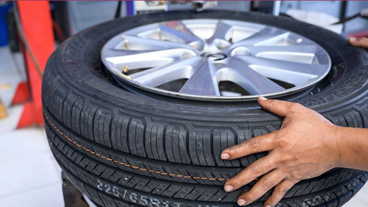 નામ સૂચવે છે તેમ, આ ટાયરને આંતરિક ટ્યુબની જરૂર નથી. તેના બદલે, ટાયરની આંતરિક સપાટી પર એક ખાસ હવાચુસ્ત કોટિંગ લાગુ કરવામાં આવે છે, જે અસરકારક રીતે હવામાં સીલ કરે છે. ટાયરની ચોક્કસ ડિઝાઇન, રિમ સાથે જોડાયેલી, એક સીલ એટલી અસરકારક બનાવે છે કે આંતરિક ટ્યુબ વિના પણ હવાનું દબાણ સંપૂર્ણપણે સ્થિર રહે છે. (ફોટો ક્રેડિટ-Google)