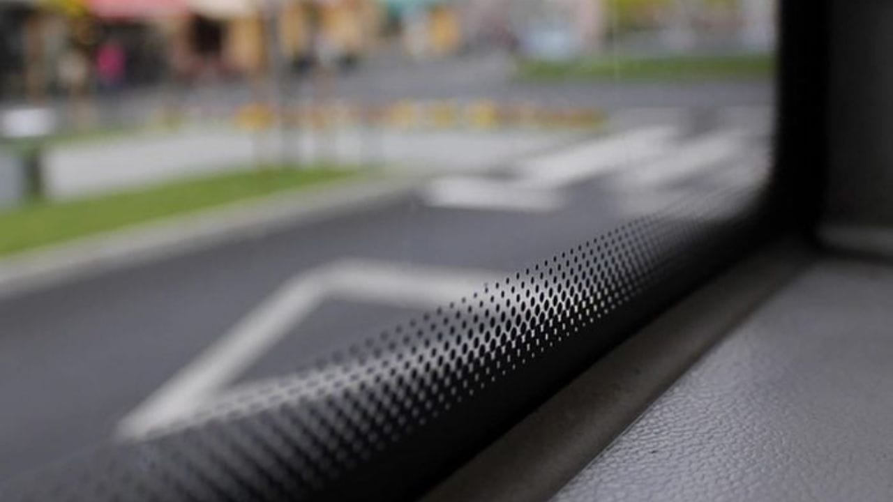 સૂર્યના હાનિકારક યુવી કિરણોથી રક્ષણ: પ્રથમ, આ બિંદુઓ કારના ફ્રેમ સાથે વિન્ડશિલ્ડને મજબૂત રીતે જોડવામાં મહત્વપૂર્ણ ભૂમિકા ભજવે છે. કાચને ચોંટાડવા માટે વપરાતું યુરેથેન એડહેસિવ આ બિંદુઓને કારણે સારી પકડ પૂરી પાડે છે. વધુમાં, તેઓ એડહેસિવનું રક્ષણ કરે છે, તેની ટકાઉપણું સુનિશ્ચિત કરે છે અને કાચને ઢીલો પડતા અટકાવે છે. 
