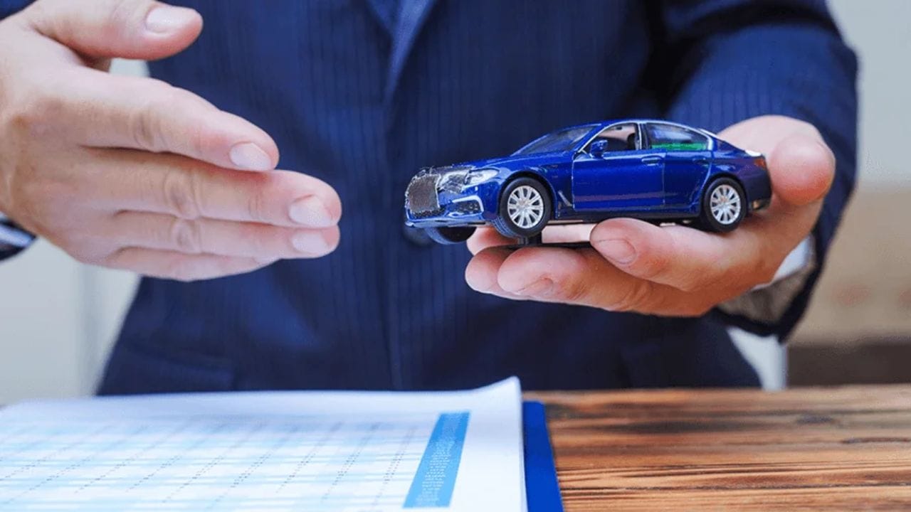 એડ-ઓન કવરેજને અવગણવું : આગળ, એડ-ઓન કવરેજને અવગણવું એ છે. ઘણા લોકો મૂળભૂત પોલિસીથી સંતુષ્ટ હોય છે, જ્યારે શૂન્ય ઘસારો, એન્જિન સુરક્ષા અને રોડસાઇડ સહાય જેવા કેટલાક એડ-ઓન ખૂબ ઉપયોગી છે. શૂન્ય ઘસારો કવરેજ, ખાસ કરીને નવી કાર માટે, સમજદારીભર્યું છે, કારણ કે તે દાવાના કિસ્સામાં ભાગોની સંપૂર્ણ કિંમત પૂરી પાડે છે.(ફોટો ક્રેડિટ-Google)