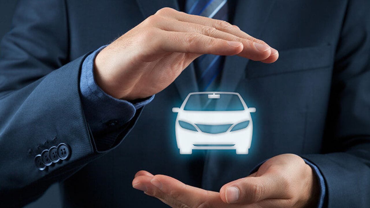 આજના સમયમાં, કાર વીમો ફક્ત કાનૂની જરૂરિયાત નથી, પરંતુ આપણા વાહન અને આપણા પાકીટ બંનેને સુરક્ષિત રાખવાનું એક અસરકારક માધ્યમ પણ છે. ભારતીય મોટર વાહન કાયદા અનુસાર, ઓછામાં ઓછો તૃતીય-પક્ષ વીમો હોવો ફરજિયાત છે. જો કે, ફક્ત પોલિસી ખરીદવી પૂરતી નથી; યોગ્ય સંશોધન પણ જરૂરી છે. ઘણા લોકો, ઉતાવળ અથવા માહિતીના અભાવે, એવી ભૂલો કરે છે જે તેમને પાછળથી મોંઘી પડે છે.(ફોટો ક્રેડિટ-Google)