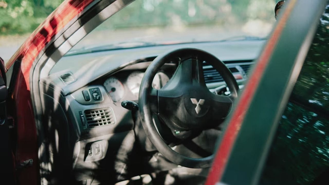 નિયમિત AC સર્વિસિંગ મેળવો : તમારા AC યોગ્ય રીતે કાર્ય કરે છે તેની ખાતરી કરવી ખૂબ જ મહત્વપૂર્ણ છે. આ કરવા માટે, એર ફિલ્ટર્સને સ્વચ્છ રાખો, રેફ્રિજન્ટ લેવલ તપાસો અને ખાતરી કરો કે કોઈ લીક ન થાય. સમયાંતરે સર્વિસિંગ ખાતરી કરે છે કે તમારી AC સિસ્ટમ ટોચની કાર્યક્ષમતા પર કાર્ય કરે છે. આ સરળ ટિપ્સ અપનાવીને, તમે તીવ્ર ગરમી દરમિયાન પણ તમારી કારને ઠંડી રાખી શકો છો, બળતણ બચાવી શકો છો અને તમારા AC સિસ્ટમનું આયુષ્ય વધારી શકો છો.  (ફોટો ક્રેડિટ-Google)