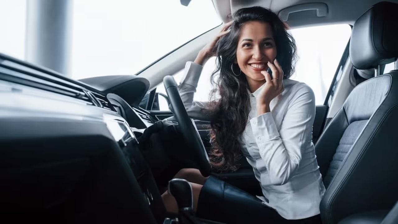 કાર યોગ્ય જગ્યાએ પાર્ક કરો : જ્યારે પણ શક્ય હોય ત્યારે, તમારી કાર છાયામાં પાર્ક કરો અથવા સનશેડનો ઉપયોગ કરો. આનાથી કારનું આંતરિક તાપમાન ઓછું રહે છે, એટલે કે કેબિનને ઠંડુ કરવા માટે AC ને એટલી મહેનત કરવાની જરૂર નથી.  (ફોટો ક્રેડિટ-Google)