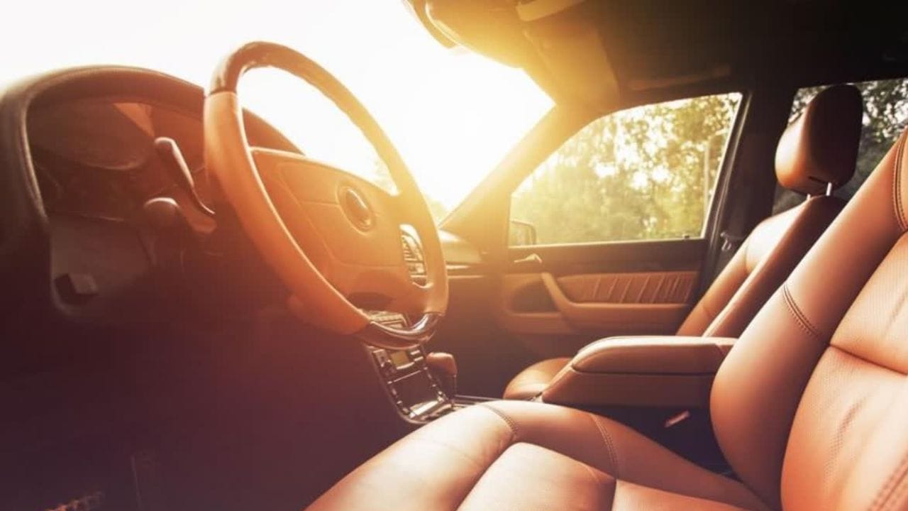  વિન્ડો ખોલી થોડી વાર AC ચલાવો : ACને તાત્કાલિક સંપૂર્ણ ઠંડક ક્ષમતા પર સેટ કરવાને બદલે, પહેલા કાર ચલાવવાનું શરૂ કરો. વાહન ગતિમાં હોય ત્યારે AC કેબિનને ખૂબ ઝડપથી ઠંડુ કરે છે. ધીમે ધીમે તાપમાન ઓછું કરો; આ સિસ્ટમ પર વધુ પડતો ભાર અટકાવે છે.  (ફોટો ક્રેડિટ-Google)