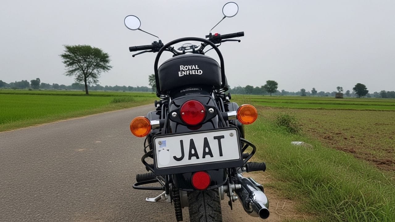 તમે રસ્તાઓ પર ઘણા વાહનો જોયા હશે જેમાં જાતિ જેમ કે જાટ, યાદવ, અથવા રાજપૂત અથવા ધર્મ સંબંધિત શબ્દો મોટા અક્ષરોમાં લખેલા હોય - નંબર પ્લેટની ઉપર, વાહનના પાછળના ભાગમાં, અથવા બોડી પર. ઘણા લોકો આને તેમની ઓળખ દર્શાવવા, શોખ પૂરો પાડવા અથવા તેમની વ્યક્તિગત શૈલી દર્શાવવાના માર્ગ તરીકે જુએ છે. જો કે, વાસ્તવમાં, આ ફક્ત શૈલીની બાબત નથી; ઘણા કિસ્સાઓમાં, તે ટ્રાફિક નિયમોનું ઉલ્લંઘન છે. જો તમે આ કરવાનું વિચારી રહ્યા છો, અથવા જો તમારા વાહનમાં પહેલાથી જ આવા સ્ટીકરો હોય, તો તમારે આ સંબંધિત નિયમોથી પરિચિત થવું આવશ્યક છે. (ફોટો ક્રેડિટ-Google)