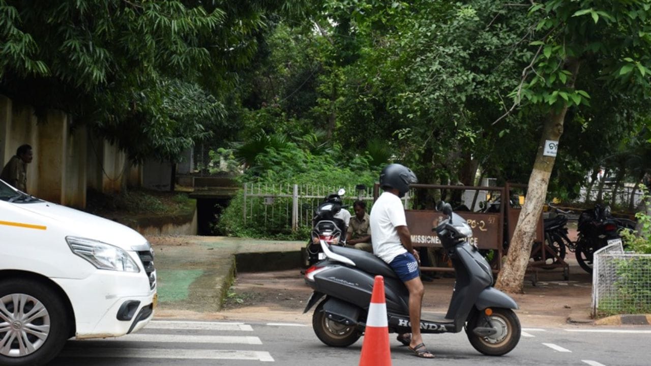 આ નિયમોનું ઉલ્લંઘન કરતી કોઈપણ વ્યક્તિ દંડ (ચલણ) ચૂકવવા માટે જવાબદાર હોઈ શકે છે. સામાન્ય રીતે, આ દંડ ₹5,000 થી વધુ હોય છે. અમુક કિસ્સાઓમાં, પોલીસ વાહનને રોકી શકે છે અને ઉલ્લંઘન કરનારા સ્ટીકરો દૂર કરવા માટે તાત્કાલિક નિર્દેશ જારી કરી શકે છે. જો ડ્રાઇવર પાલન કરવામાં નિષ્ફળ જાય, તો વાહન જપ્ત થઈ શકે છે. આ નિયમોના વારંવાર ઉલ્લંઘનથી વધુ કડક દંડાત્મક પગલાં લેવામાં આવી શકે છે.(ફોટો ક્રેડિટ-Google)