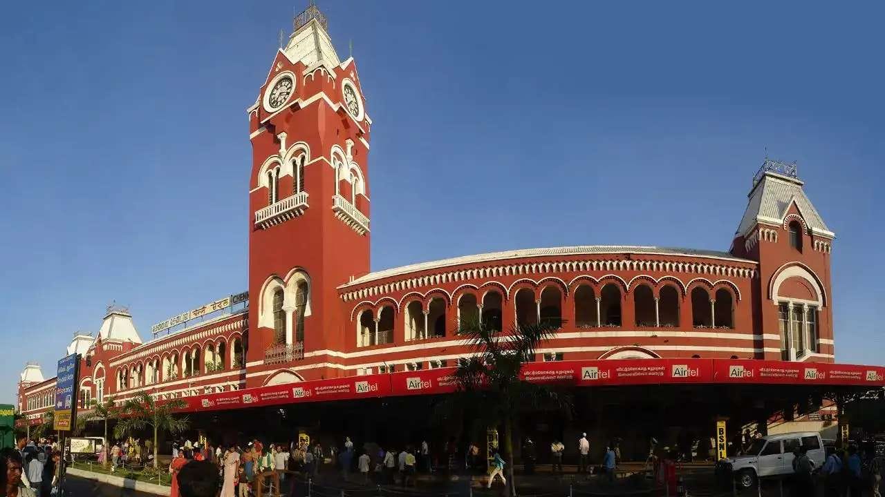 ચેન્નાઈનું સેન્ટ્રલ રેલવે સ્ટેશન 1873માં બંધાયેલું, આ સ્ટેશન દક્ષિણ ભારતમાં એક પ્રતિષ્ઠિત રેલવે હબ તરીકે ઊભું છે. તેની લાલ ઈંટની સ્થાપત્ય અને પ્રતિષ્ઠિત ઘડિયાળ ટાવર પ્રવાસીઓને ભૂતકાળના યુગની ઝલક આપે છે.