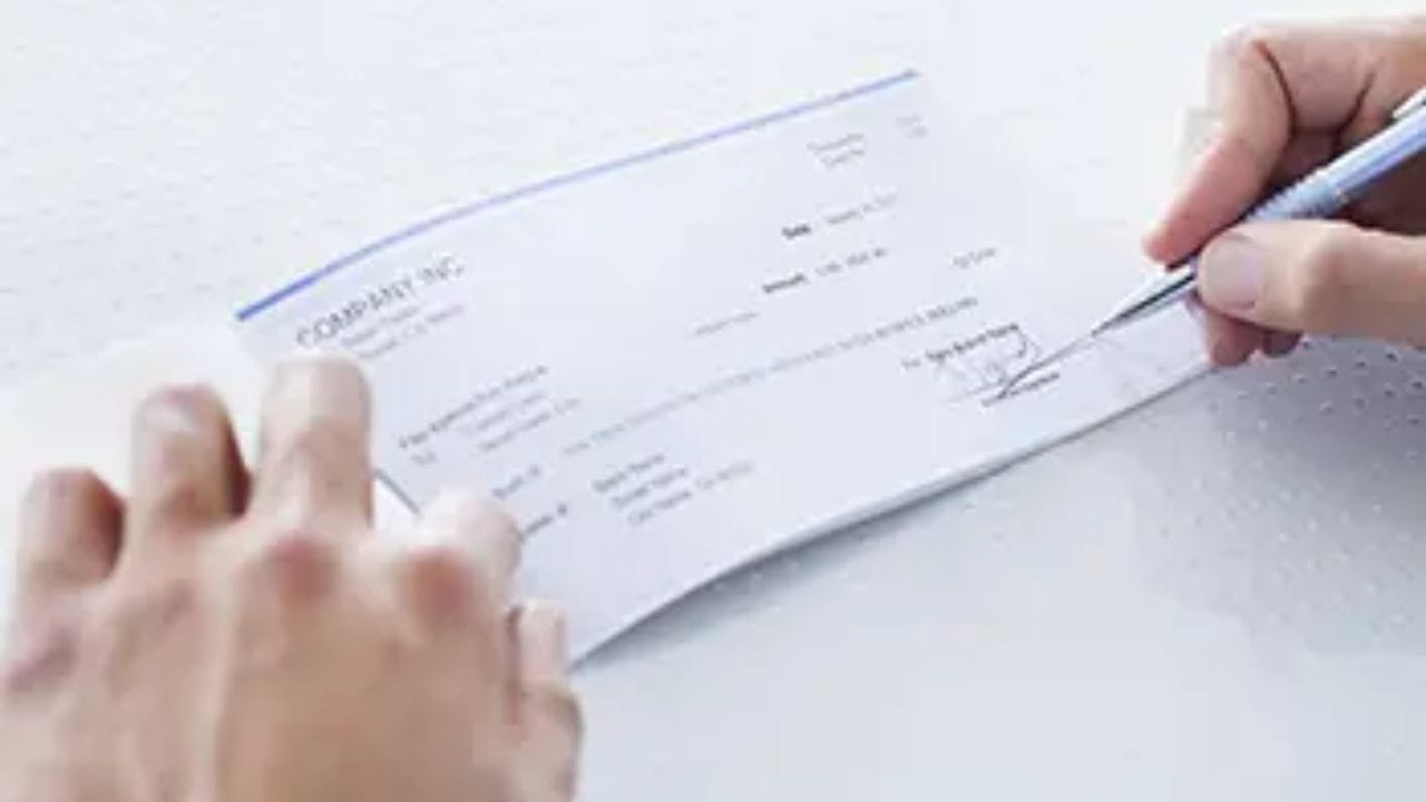 ઘણા લોકો એવું માને છે કે વિશ્વાસપાત્ર વ્યક્તિને કોરો ચેક આપવો સલામત છે, પરંતુ વાસ્તવમાં પરિસ્થિતિ બદલાય શકે છે. જો ચેકનો દુરુપયોગ થાય, તો તમને નુકસાન સહન કરવું પડી શકે છે અને સાબિત કરવું પણ મુશ્કેલ બની શકે છે કે ચેકનો ખોટો ઉપયોગ થયો છે.
