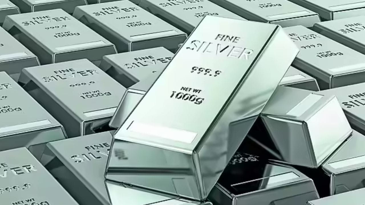 સોનાના ભાવમાં ઘટાડો: ફેબ્રુઆરીના અંતમાં તણાવ શરૂ થયા પછી સોનાના ભાવમાં પણ લગભગ 10%નો ઘટાડો થયો છે. સિંગાપોર સમય મુજબ સવારે 6:46 વાગ્યે સ્પોટ ગોલ્ડ 1.4% વધીને $4,770.50 પ્રતિ ઔંસ થયું હતું. ચાંદીના ભાવ 2.6% વધીને $74.90 થયા હતા. પ્લેટિનમ અને પેલેડિયમમાં પણ વધારો જોવા મળ્યો હતો. દરમિયાન, ડોલર ઇન્ડેક્સ 0.3% ઘટ્યો હતો.
