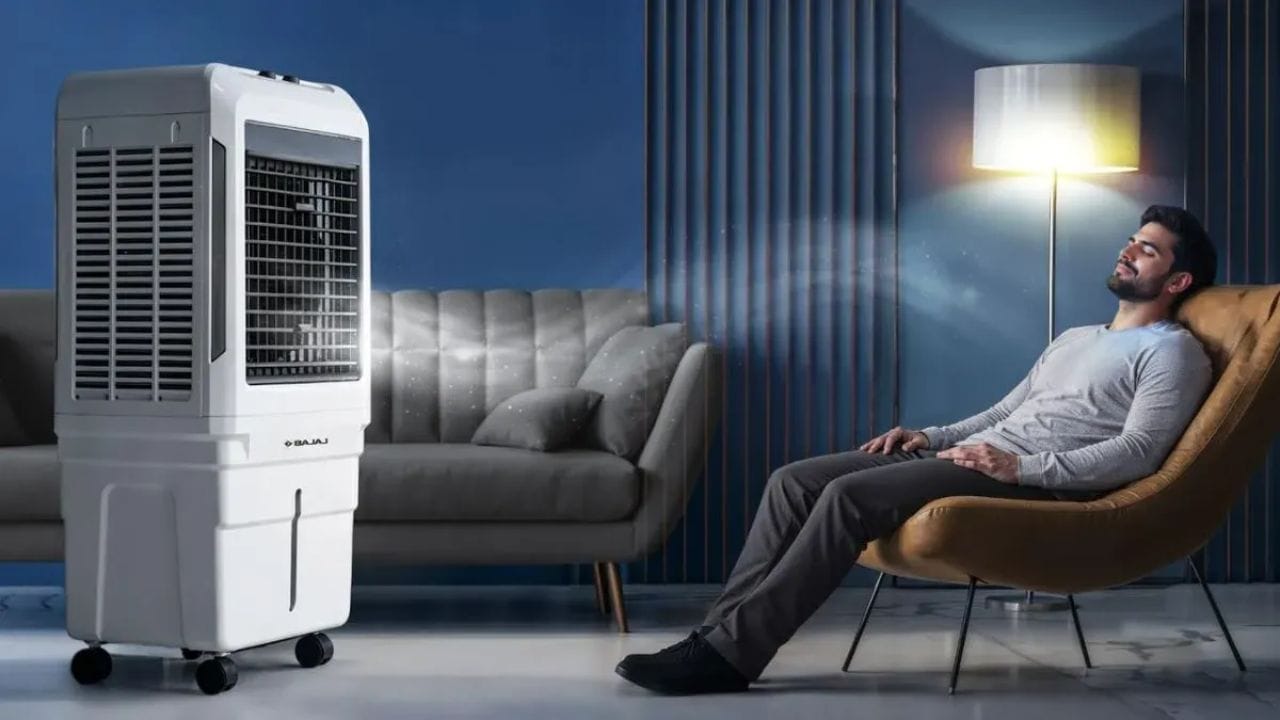 ઉનાળાની ઋતુ શરૂ થતાં જ ઘરોમાં AC- કુલરની માંગ વધી જાય છે. તીવ્ર ગરમી અને પરસેવા વાળી રાત લોકોને ચોવીસ કલાક પોતાના કુલર કે AC ચાલુ રાખવાની મજબૂર કરે છે. ઘણા લોકો ઈન્સ્ટોલેશનની ઝંઝટના કારણે કુલરનો ઉપયોગ કરતા હોય છે. પણ શું તમને ખબર છે કે એક રાત એટલે કે 8 થી 10 કલાક કુલર ચલાવવા પર કેટલું વીજળીનું બિલ આવે છે? તો ચાલો અહીં તેને સરળ શબ્દોમાં સમજીએ. (ફોટો ક્રેડિટ-Google)