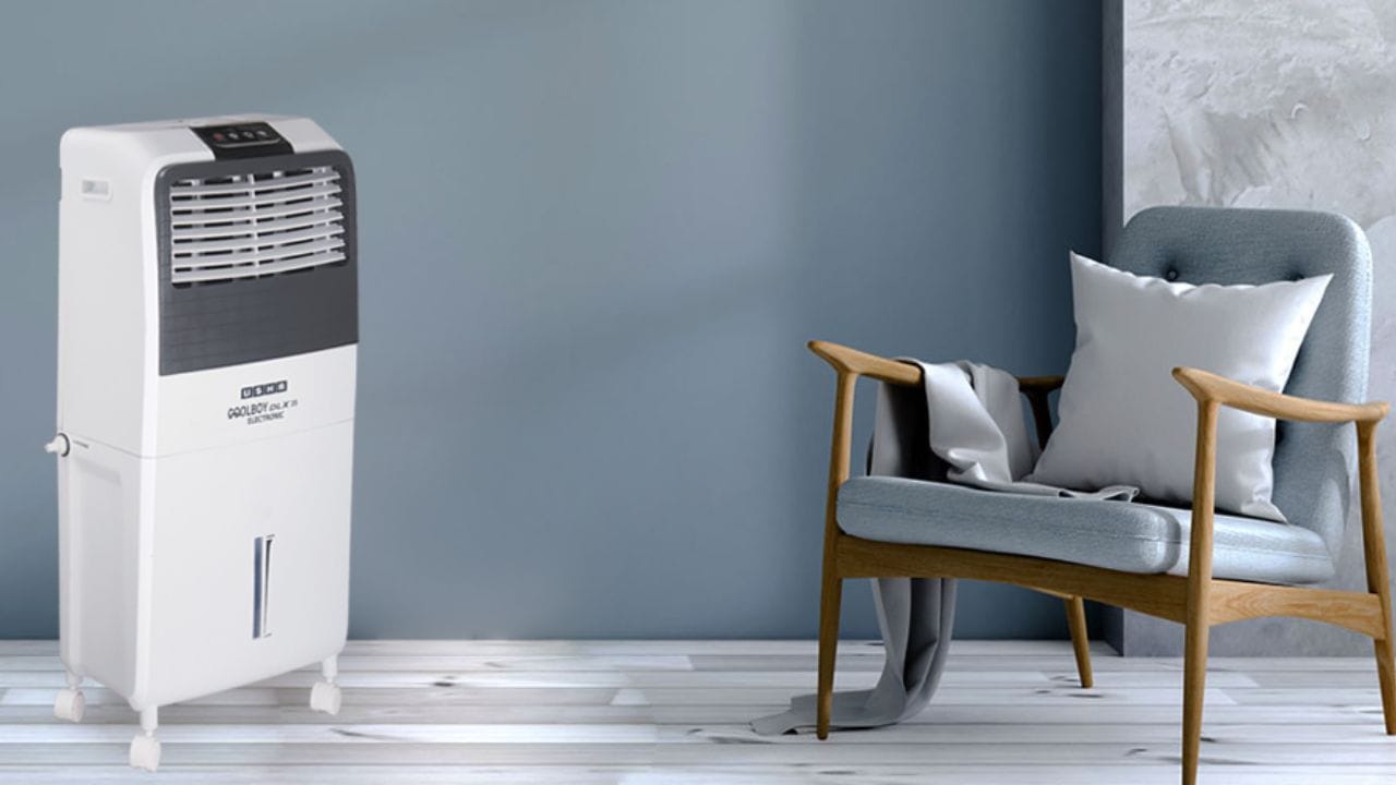 BLDC મોટર્સથી સજ્જ નવા, ઉર્જા-કાર્યક્ષમ કુલર ફક્ત 100-150 વોટનો વપરાશ કરે છે, જેના પરિણામે વીજળીના બિલમાં નોંધપાત્ર ઘટાડો થાય છે. ઉનાળા દરમિયાન કુલર આવશ્યક છે, પરંતુ થોડી સાવધાની રાખીને વીજળી બિલને નિયંત્રણમાં રાખી શકાય છે. જો તમારી પાસે 200-વોટનું કુલર હોય અને તમે તેને દિવસમાં 15 કલાક ચલાવો છો, તો વધારાનો માસિક ખર્ચ સામાન્ય રીતે ₹600 થી ₹800 સુધીનો હોય છે. જો તમારું બિલ આ રકમ કરતાં વધુ હોય, તો તમારે પહેલા તમારા કુલરની સર્વિસ કરાવવી જોઈએ અને તેનું નિરીક્ષણ કરવું જોઈએ. આ ઉનાળામાં તમારા કુલરને સ્માર્ટલી ચલાવો જેથી તમે તમારા વીજળીના બિલને નિયંત્રિત રાખીને ઠંડુ રહી શકો.(ફોટો ક્રેડિટ-Google)