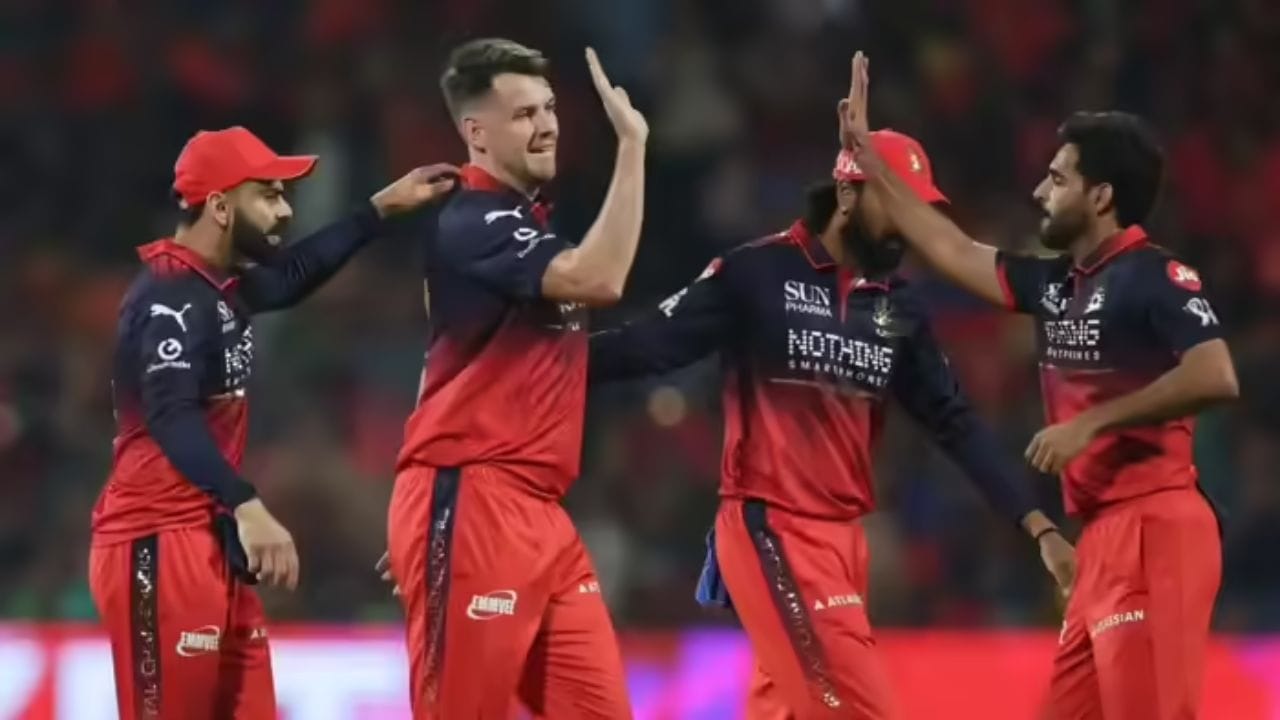  રોયલ ચેલેન્જર્સ બેંગ્લોરે IPLમાં કુલ બે વાર ચેન્નાઈ સુપર કિંગ્સને ઓલઆઉટ કર્યા છે. 5 એપ્રિલે રમાયેલી મેચમાં, આરસીબીએ સીએસકેને 207 રનમાં ઓલઆઉટ કરી દીધું.