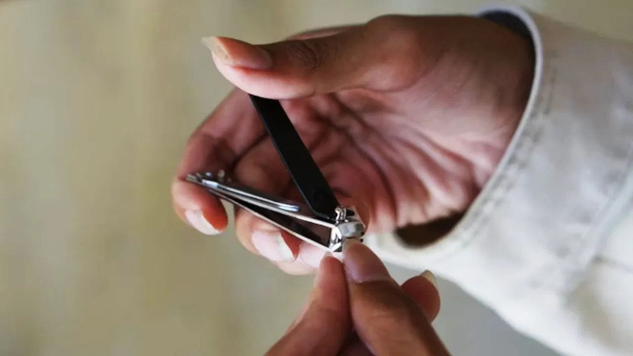 પહેલો ઉપયોગ - નેઇલ કટરનો ઉપયોગ નખ કાપવા માટે થાય છે, પરંતુ તે ઘણીવાર ઘરમાં ખોવાઈ જાય છે અને શોધવા મુશ્કેલ હોય છે. નેઇલ કટરમાં કાણું આ સમસ્યાને સરળ બનાવે છે. આ કાણું એવી રીતે ડિઝાઇન કરવામાં આવ્યું છે કે તેનો ઉપયોગ ચાવીઓની સાથે પણ રાખી શકાય, એટલે કે તેનો ઉપયોગ કીચેન તરીકે કરી શકાય છે. આ ખાતરી કરે છે કે નેઇલ કટર હંમેશા તમારી સાથે રહે છે અને તેને ખોવાઈ જવાનું જોખમ ઘટાડે છે. (ફોટો: Pixabay/Unsplash)