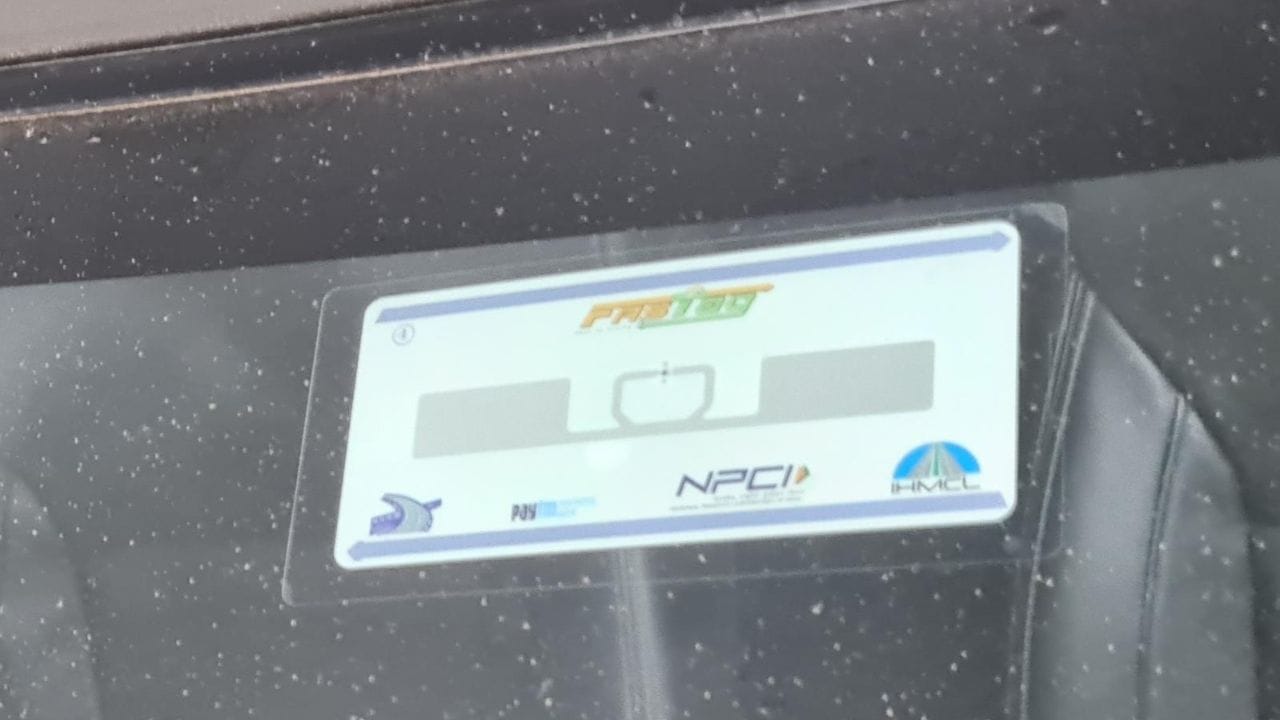 NHAI એ સમજાવ્યું કે છેતરપિંડી કરનારાઓ નકલી વેબસાઇટ બનાવે છે જે અસલી FASTag સાઇટ્સ જેવી દેખાય છે. આ વેબસાઇટ્સ Google જેવા સર્ચ એન્જિન પર વધુ સારી રીતે દેખાવા માટે જાહેરાત અને SEO નો ઉપયોગ કરે છે. જ્યારે કોઈ વપરાશકર્તા આ સાઇટ્સની મુલાકાત લે છે, ત્યારે તેમને તેમનો મોબાઇલ નંબર, વાહન નંબર, બેંક વિગતો અને ચુકવણીની માહિતી પૂછવામાં આવે છે. વપરાશકર્તા, એવું માનીને લે છે કે તેઓ સાચા પ્લેટફોર્મ પર છે, બધી માહિતી દાખલ કરે છે. પછી ચુકવણી સીધી છેતરપિંડી કરનારના ખાતામાં ટ્રાન્સફર થાય છે. કેટલીકવાર વપરાશકર્તાઓને કોઈ પુષ્ટિ મળતી નથી અથવા તેમને નકલી રસીદ આપવામાં આવે છે. આ રીતે લોકો અસલી FASTag પાસ મેળવ્યા વિના તેમના પૈસા ગુમાવે છે.
