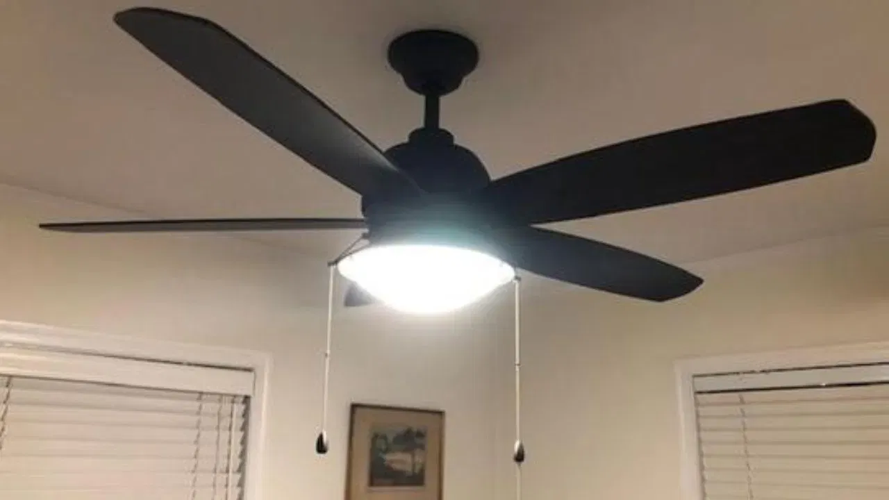 કેપેસિટર બદલો: પંખાના કેપેસિટર એક મહત્વપૂર્ણ ઘટક છે. જો તે નિષ્ફળ જાય, તો પંખો ધીમો ફરે છે. ઘણીવાર, જો કેપેસિટર યોગ્ય રીતે કાર્ય કરી રહ્યું હોય, તો પણ અન્ય અંતર્ગત સમસ્યાઓને કારણે પંખો ધીમે ધીમે ચાલી શકે છે. તેથી, જો તમને શંકા હોય કે કેપેસિટર ખરાબ થઈ ગયું છે, તો તેને પંખામાંથી કાઢી નાખો અને તેને 240-વોલ્ટ પાવર સ્ત્રોત સાથે જોડીને બે સેકન્ડ માટે ચાર્જ કરો.(ફોટો ક્રેડિટ-Google)